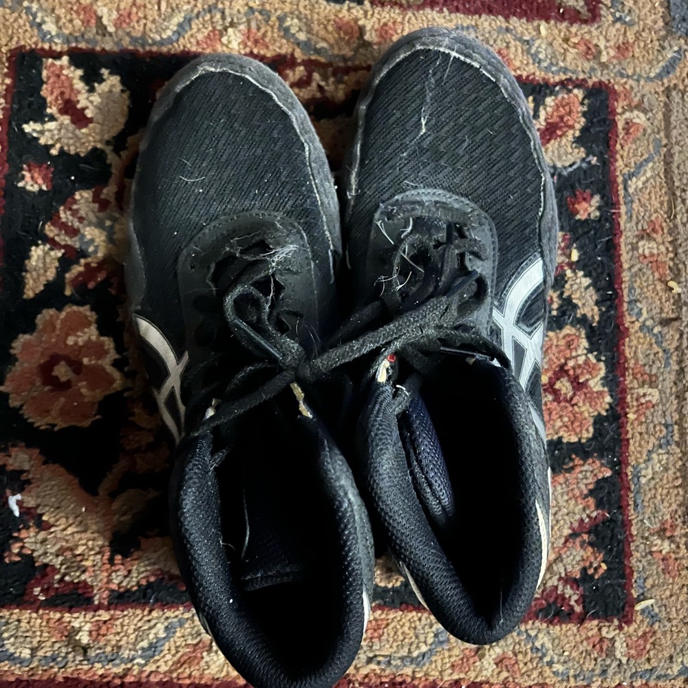 Asics wrestling shoes . Size 5. Good used condition